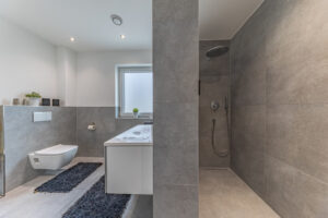 Bad mit Dusche (1. OG)