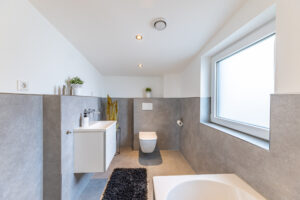 Bad mit Badewanne (DG)