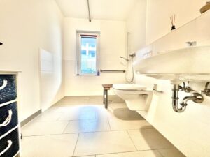 Bad mit bodentiefer Dusche