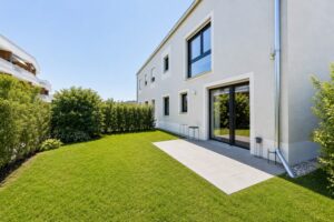 Ost-Terrasse und Garten