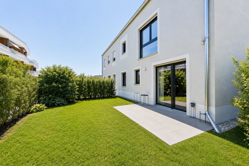 Ost-Terrasse und Garten