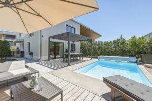 Westterrasse mit Pool